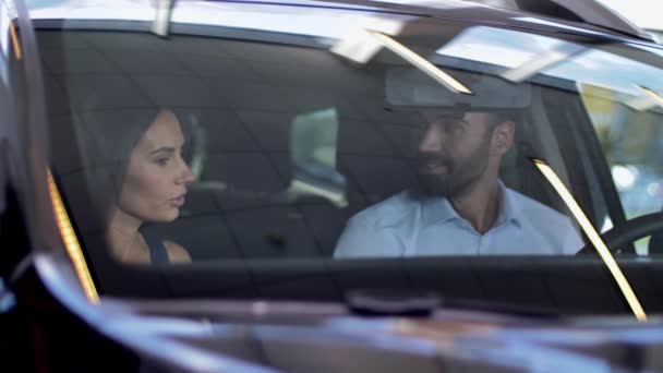 Casal casal sentado no carro antes da compra — Vídeo de Stock