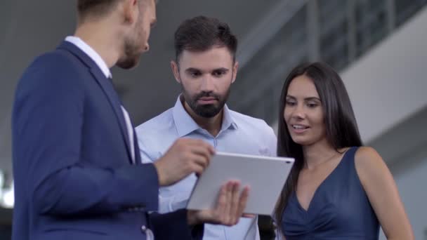 Dealer auto cu tabletă consultanță cumpărători auto — Videoclip de stoc