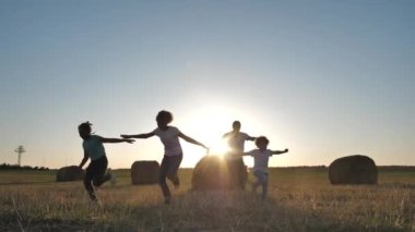 Oyun sırasında babanızla koşan neşeli kızlar