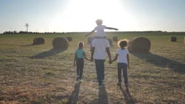 Afrika kökenli Amerikan ailesi buğday tarlasında yürüyor