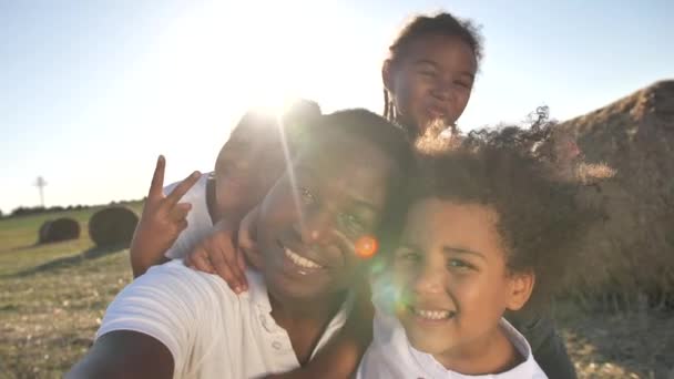 Famille mixte souriante posant pour selfie — Video