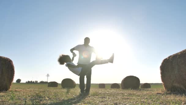Радостный отец кружит над пшеничным полем — стоковое видео
