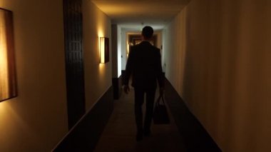 İş adamı otel odası arıyor.