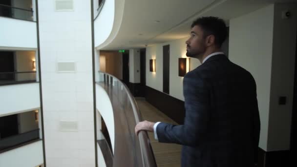 Huésped masculino interesado mirando el interior del hotel — Vídeo de stock