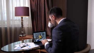Patron, muhasebecileri çevrimiçi dinliyor.