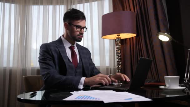 Homme ponctuel regardant la montre et quittant le bureau — Video