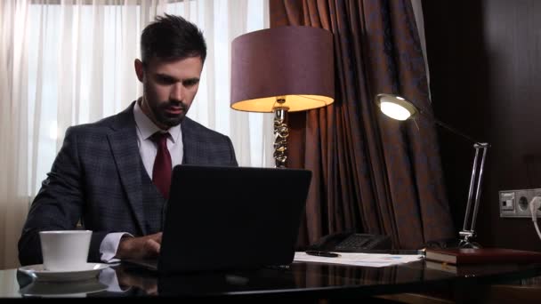 Serious big boss working on laptop in office — Stock Video