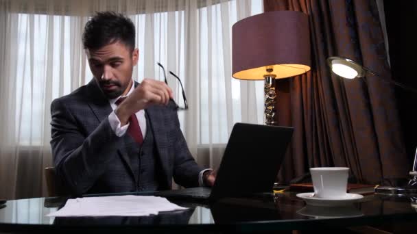 Overwerkte zakenman ontspannen aan bureau in kantoor — Stockvideo