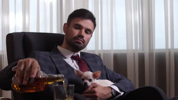 Respectabele man die whisky drinkt en hond aaien — Stockvideo
