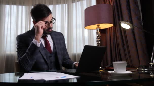 Homme fatigué à lunettes travaillant au bureau au bureau — Video