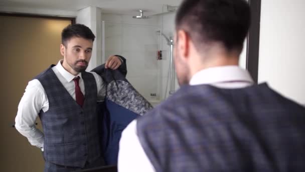 Pria tampan mengenakan jas jaket di kamar mandi — Stok Video