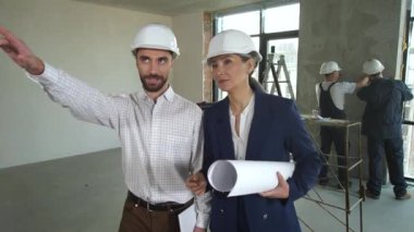 İç mimarlar iş yerinde iletişim kuruyor