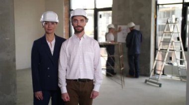 İş yerinde poz veren kendine güvenen iç tasarımcılar