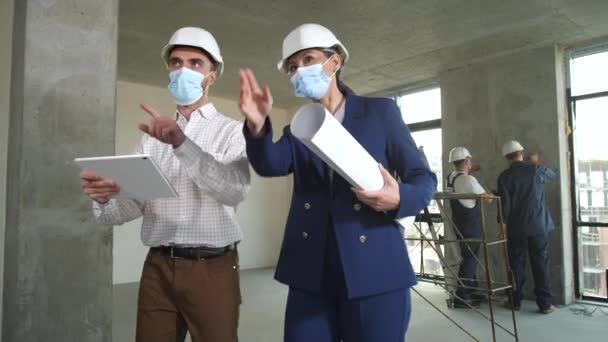 Gemaskerde ontwerpers bespreken appartement renovatie — Stockvideo