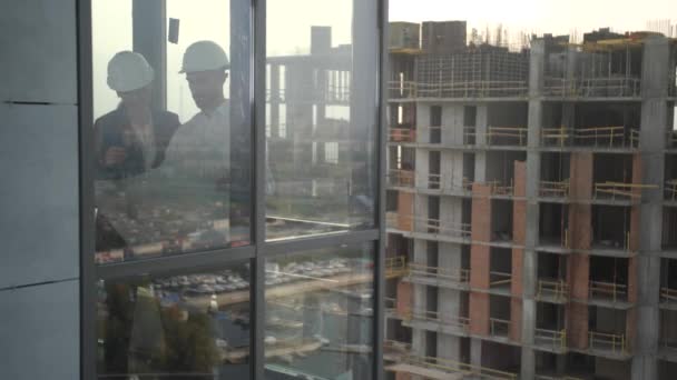 Pracujący architekci stojący za oknem w mieszkaniu — Wideo stockowe
