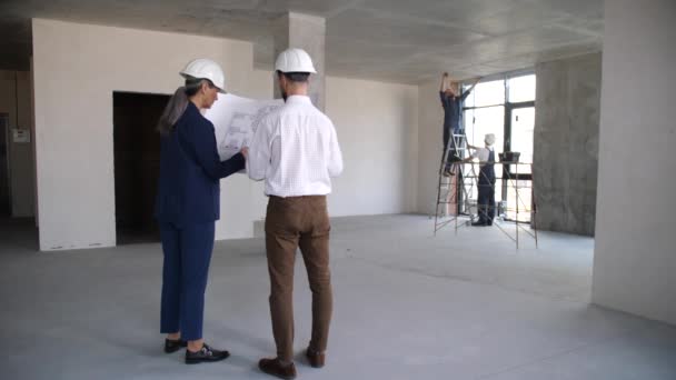 Arkitekter planerar planläggning av lägenhet på arbetsplatsen — Stockvideo