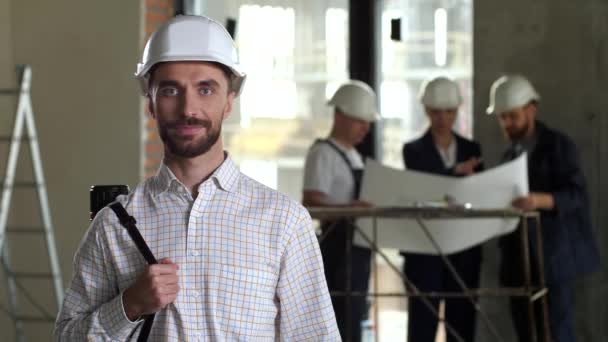 Potret percaya diri desainer laki-laki dalam helm — Stok Video