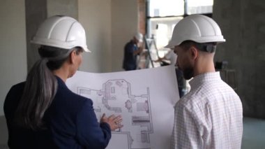 Mimarların elinde daire düzeni çizimi