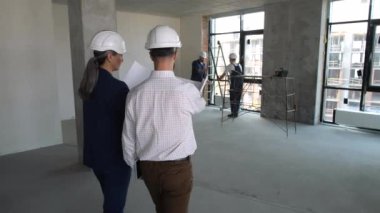 Yeni inşa edilen apartmanın içinde mimarlar