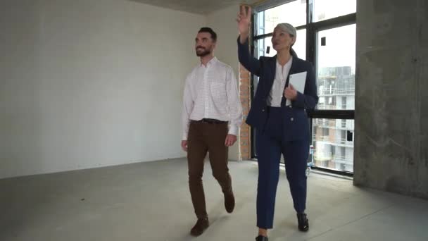 Agen real estate memuji apartemen kepada pembeli manusia — Stok Video