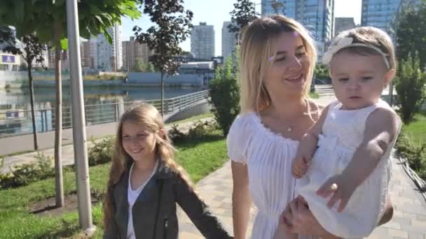 Mãe alegre com crianças bonitos andando no parque da cidade — Vídeo de Stock