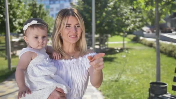 Glädjande mor och barn spelar bubblor utomhus — Stockvideo