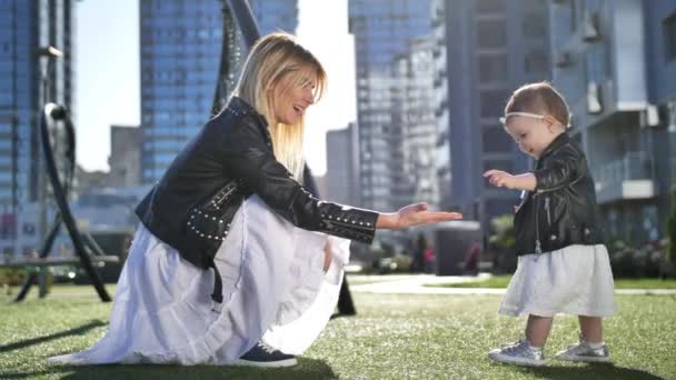 Mignon tout-petit fille et mère jouer dans le parc urbain — Video