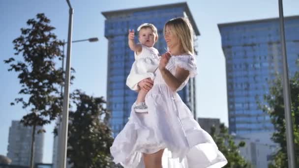 Boldog nő táncol kislányával a szabadban — Stock videók