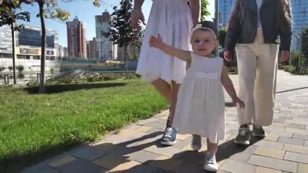 Adorabile bambina che impara a camminare nel parco urbano — Video Stock