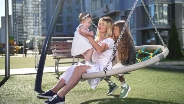 Jolie maman avec des filles pendant les loisirs en plein air — Video