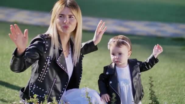 Lindo bebé jugando con mamá durante el ocio al aire libre — Vídeo de stock