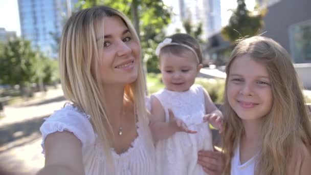 Портрет мамы с девочками во время отдыха на природе — стоковое видео