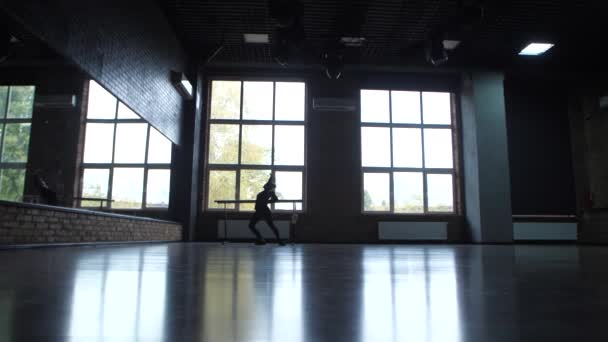 Mujer delgada bailando delante del espejo en el salón de baile — Vídeos de Stock