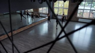 Balo salonunda dans eden zarif kadınlar.