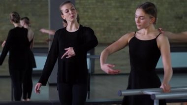 Balo salonunda dansçılara ders veren zarif bir koreograf.