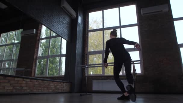Profesora de coreografía delgada practicando en el salón de baile — Vídeos de Stock