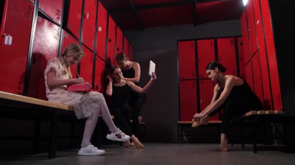 Dívčí tanečnice se připravují na lekce v šatně — Stock video
