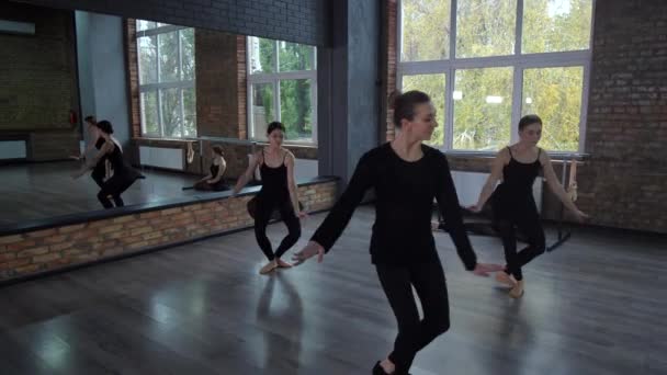 Smala dansare tränar grand jete i balsalen — Stockvideo