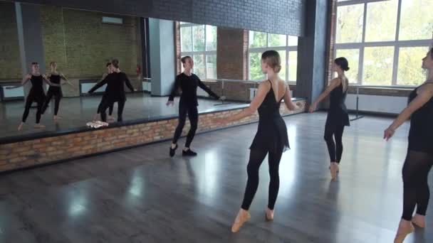 Atrakcyjne tancerki kończące lekcje tańca w sali tanecznej — Wideo stockowe