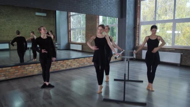 Junge Ballerinen üben in der Ballettscheune — Stockvideo