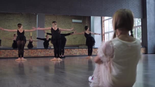 Kleines Mädchen beim Ballettunterricht im Tanzstudio — Stockvideo