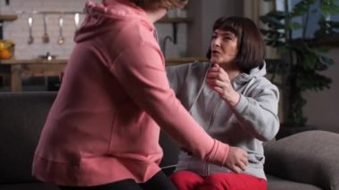 Sevgi dolu anne engelli kızına sarılıyor.