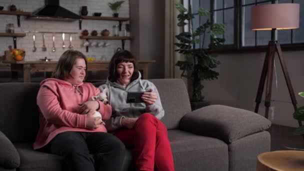 Enfant handicapé heureux avec mère relaxante à la maison — Video