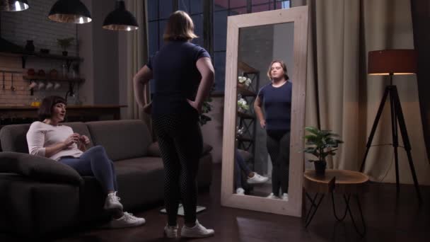 Chica curvilínea con síndrome de Down mirando al espejo — Vídeos de Stock