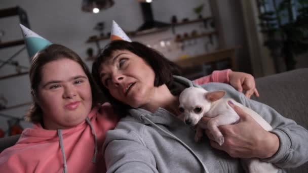 Aanraken meisje naar beneden zoenen haar moeder tijdens selfie — Stockvideo