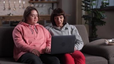 Down sendromlu bir çocuk ve annesi internette sohbet ediyor.