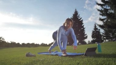 Yoga pozisyonunda dengesini koruyan genç bir kadın.