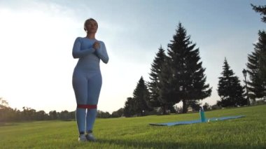 Açık havada bando çalan aktif, sportif bir kadın.