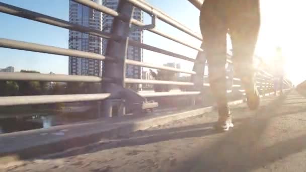 Aktiva urbana joggare tränar utomhus i solljus — Stockvideo