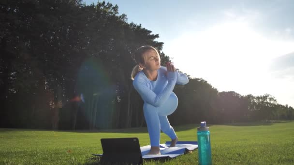 Flot kvinde træning yoga udgør i lyst sollys – Stock-video
